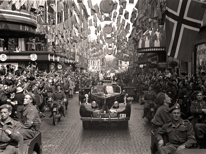 7. juni 1945 kom Kong Haakon tilbake til Norge. A-1 fraktet Kongen og Kronprinsfamilien til Slottet gjennom gatene i Oslo (Foto: NTB / Scanpix)